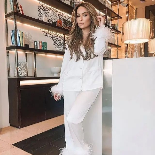 Valenzora | Silk pajama set with feather trim on the cuffs