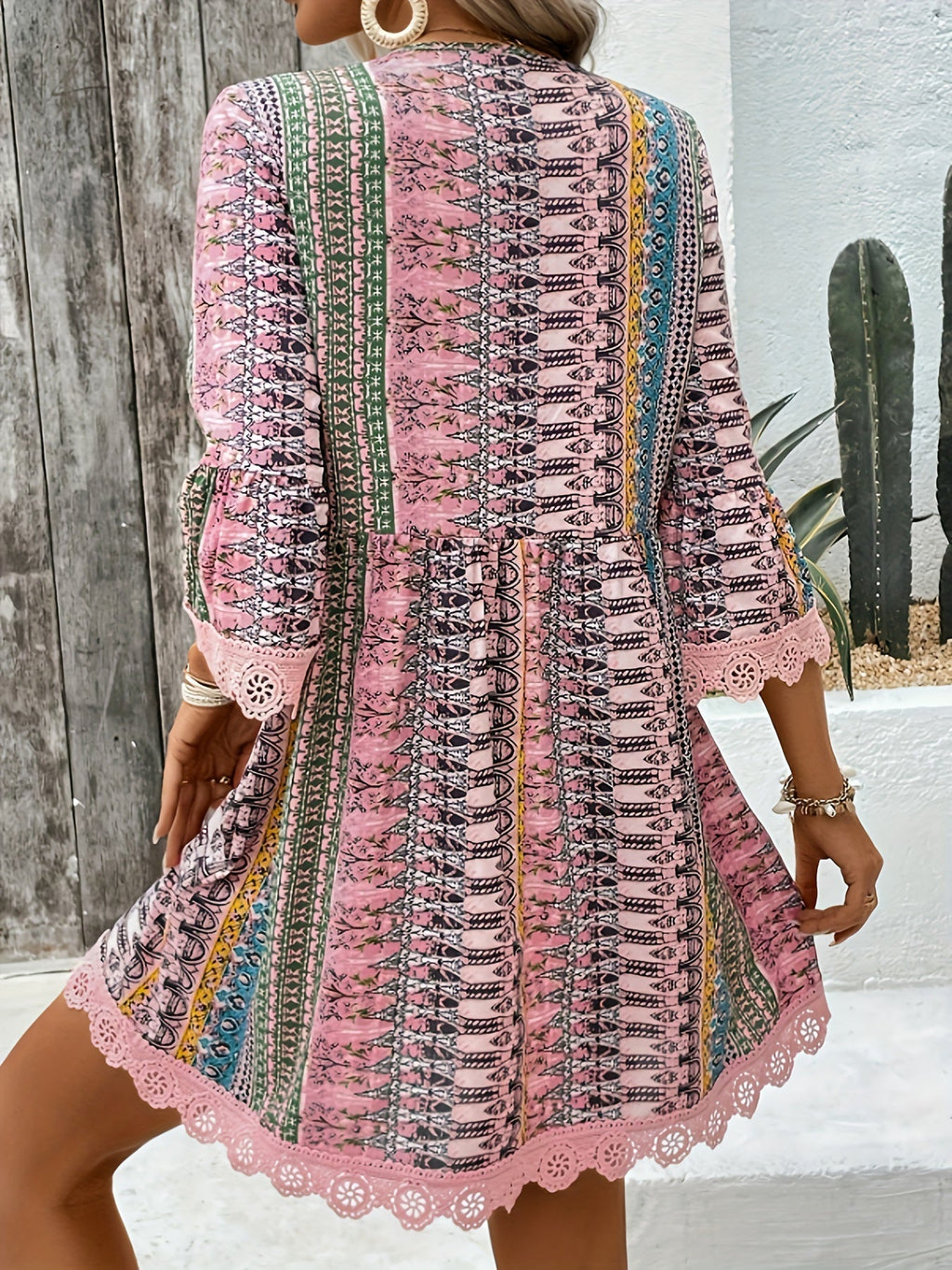 Valenzora | Elegant dress with V-neck and lace trim