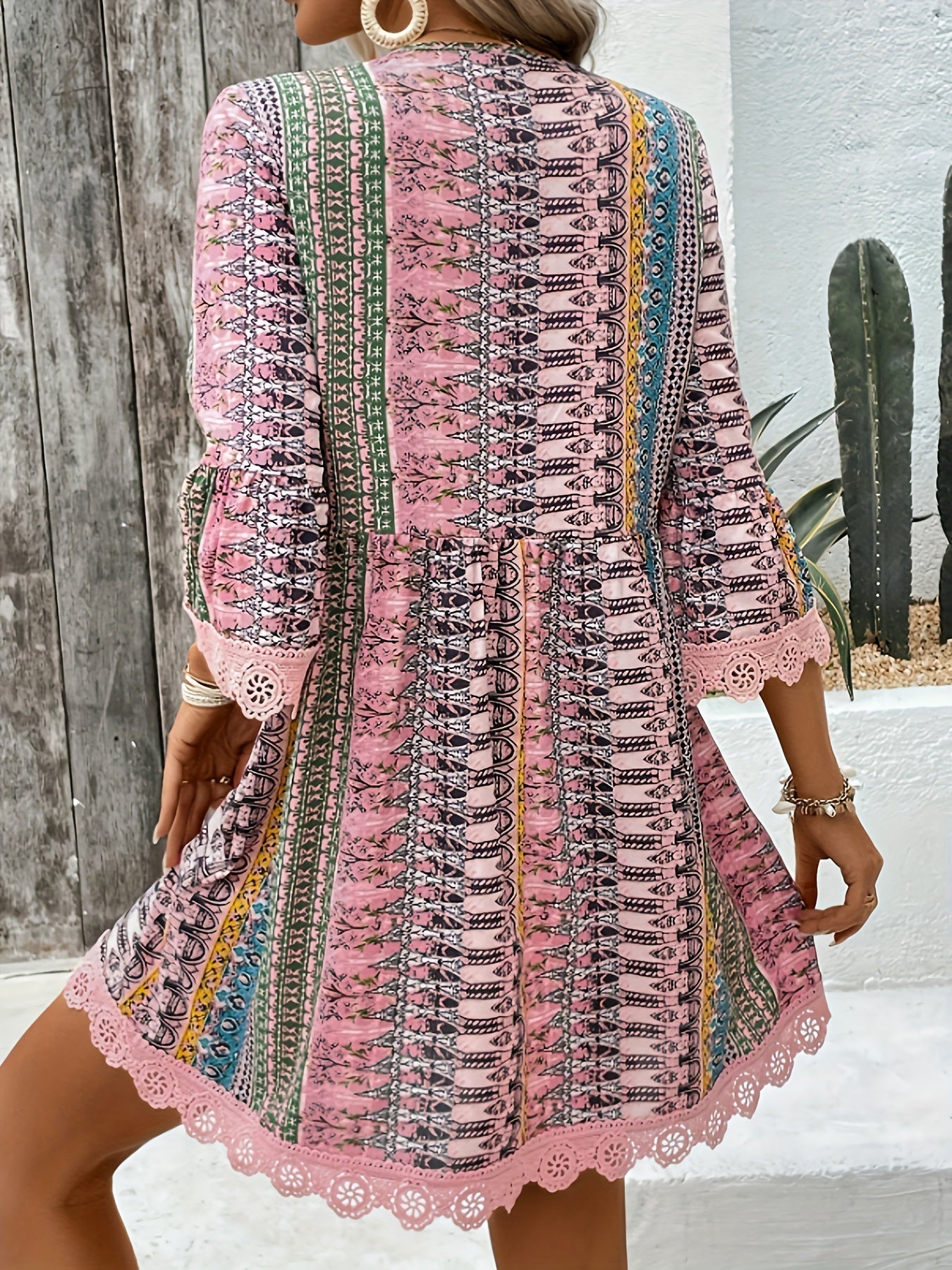 Valenzora | Elegant dress with V-neck and lace trim