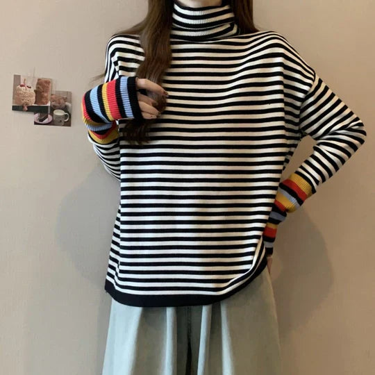 Gestreifter Pullover mit hohem Halsausschnitt
