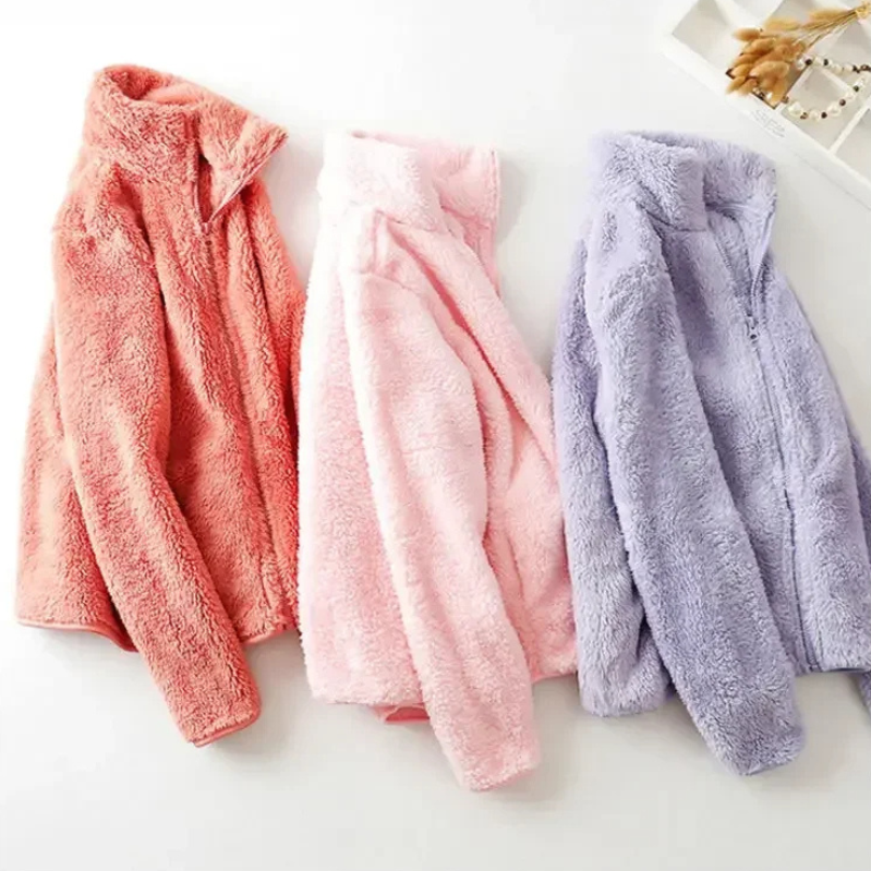 und eine flauschige Jacke mit Reißverschluss, Fleeceweste