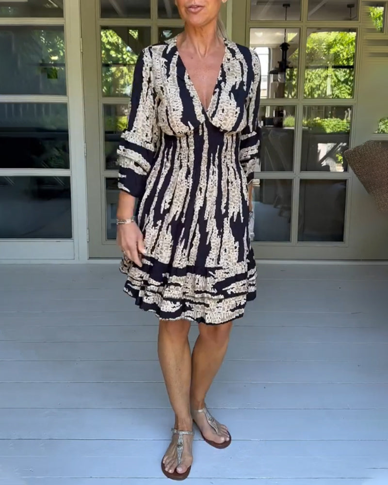 Dress with V-neck and 3/4 sleeves