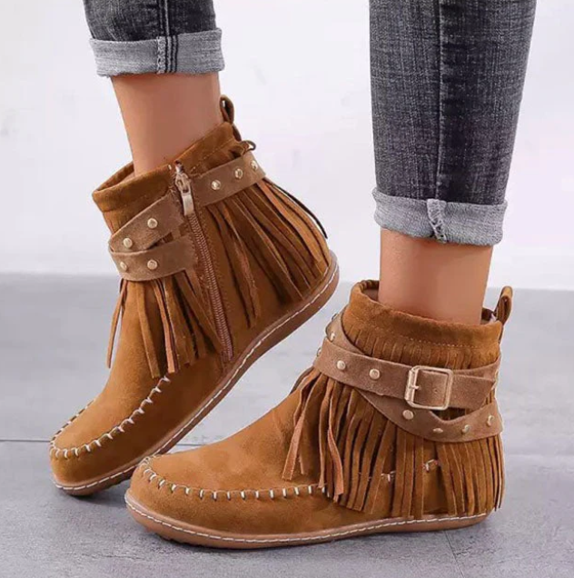 Warm vintage boots with fringe