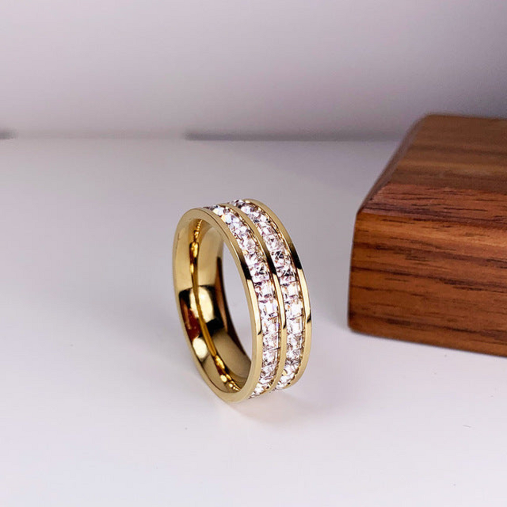 Valenzora | Elegant Inlaid Zirconia Ring Gold