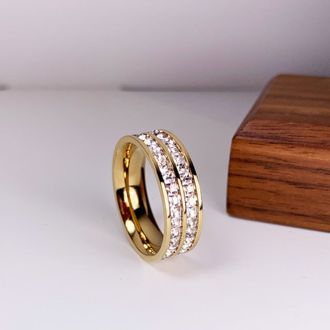 Valenzora | Elegant Inlaid Zirconia Ring Gold