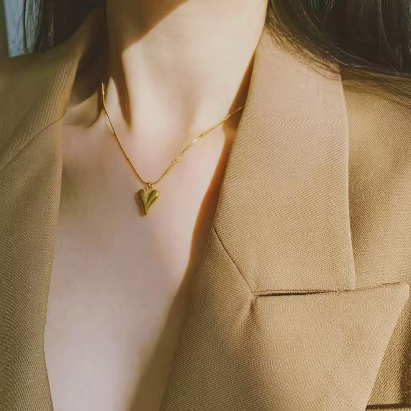 Valenzora | Elegant heart pendant necklaces