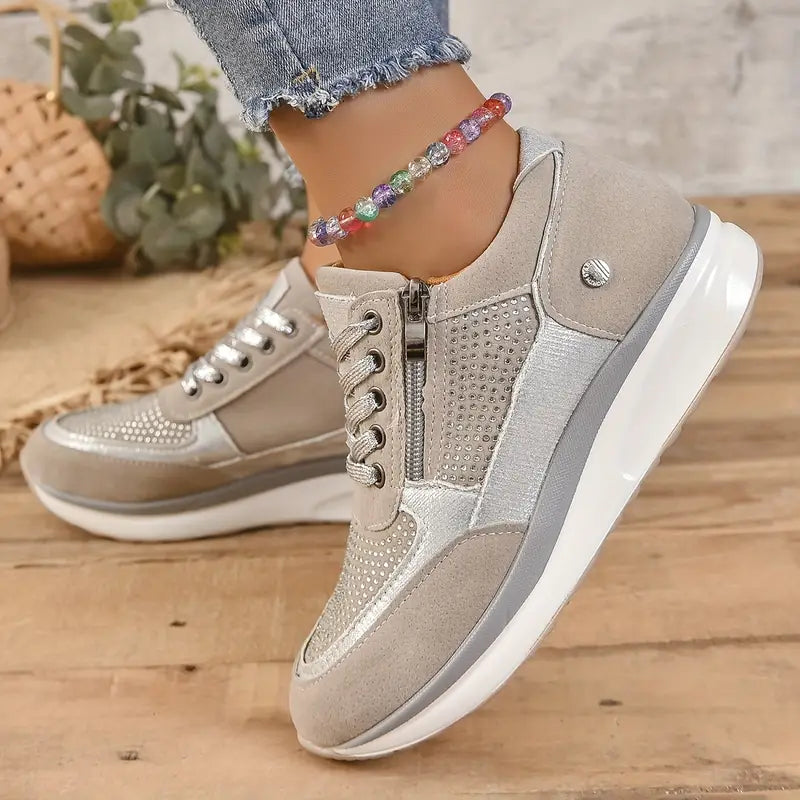 Valenzora - Glänzende Keil-Sneakers mit Strasssteinen