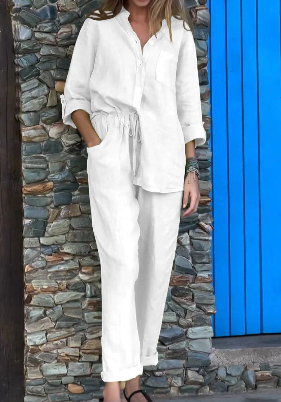 V-Ausschnitt-Shirt und Baumwollhose