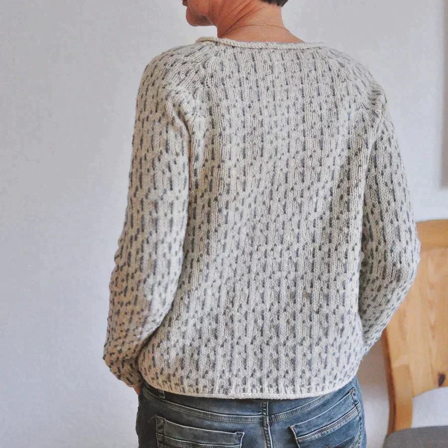 Eleganter grauer Pullover mit U-Boot-Ausschnitt