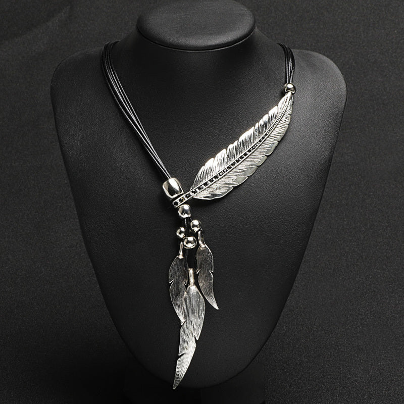 Valenzora | Golden Feather Necklace in Boho Style