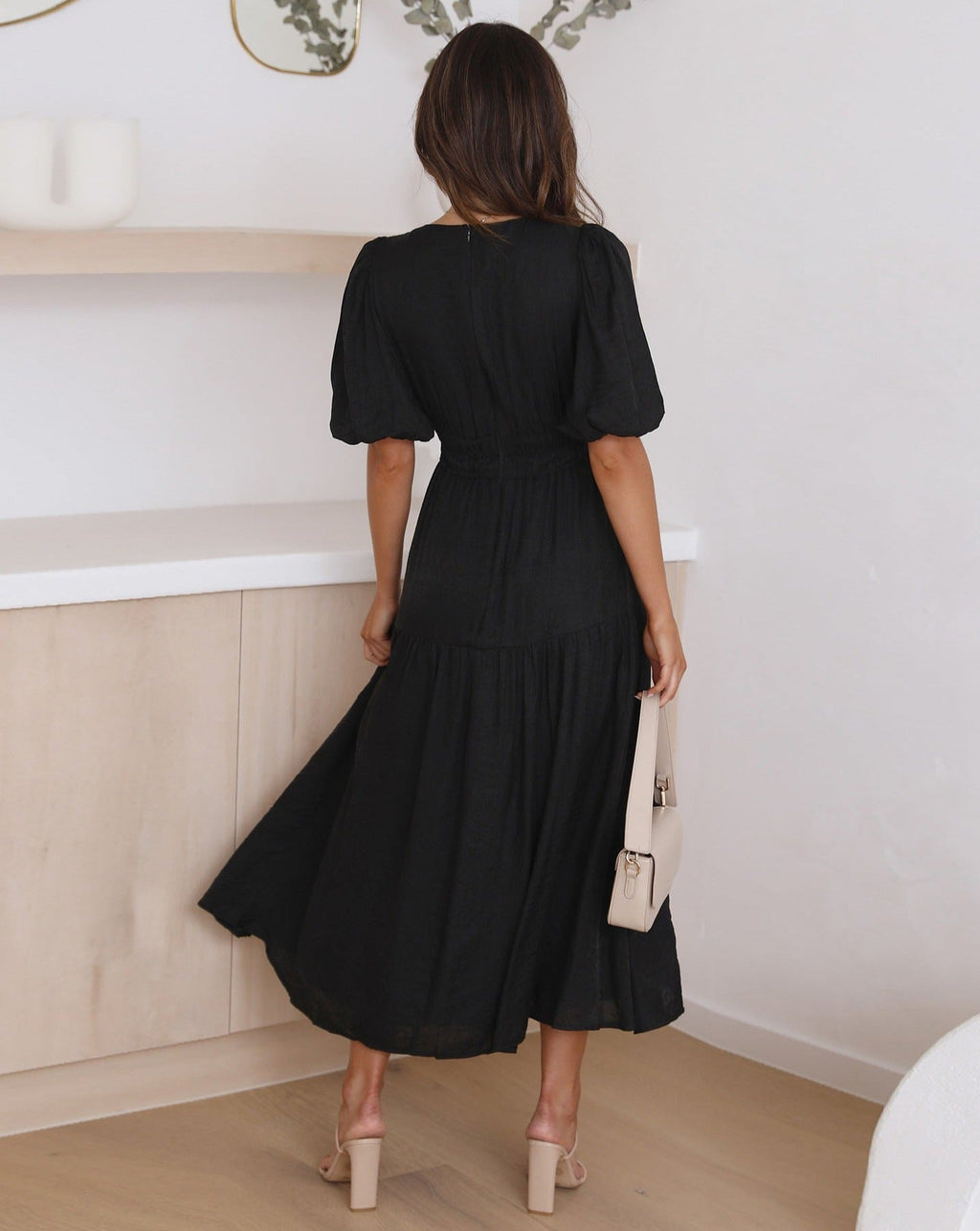 Valenzora | Elegant dress with V-neck and puff sleeves