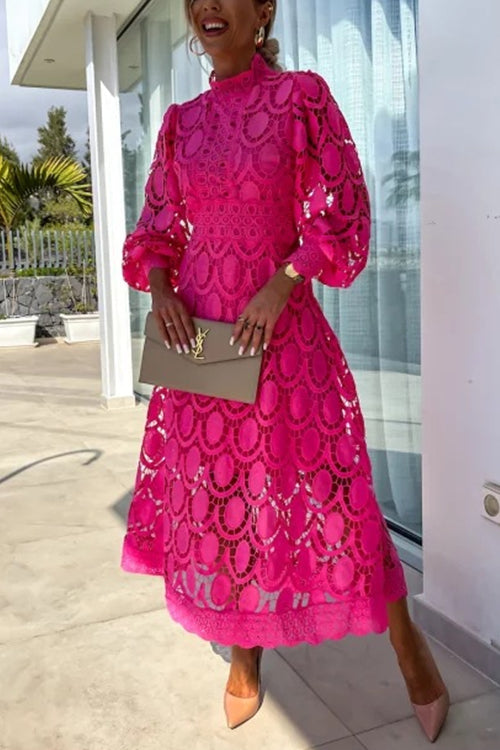 Valenzora | Rosiedress Rollkragen-Midikleid mit Puffärmeln und Spitzenmuster