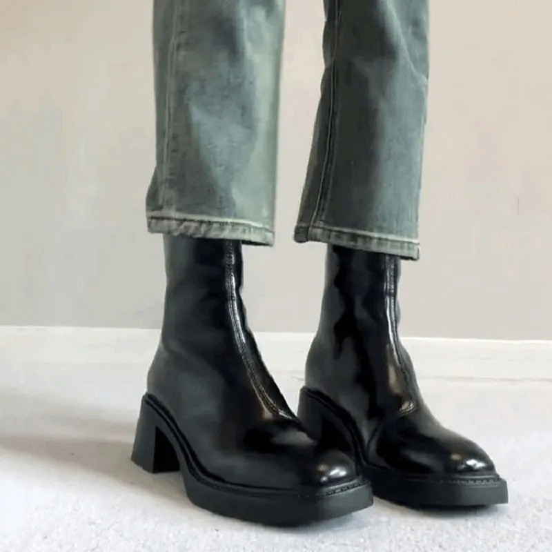 Valenzora | Stylish leather ankle boots with block heels for women