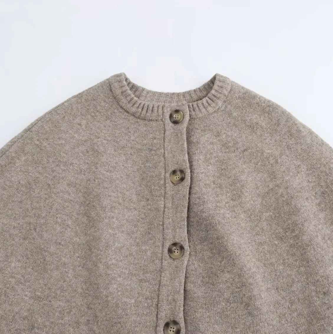 Valenzora | Elegant button-up cape