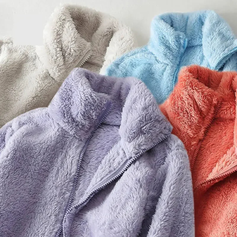 und eine flauschige Jacke mit Reißverschluss, Fleeceweste