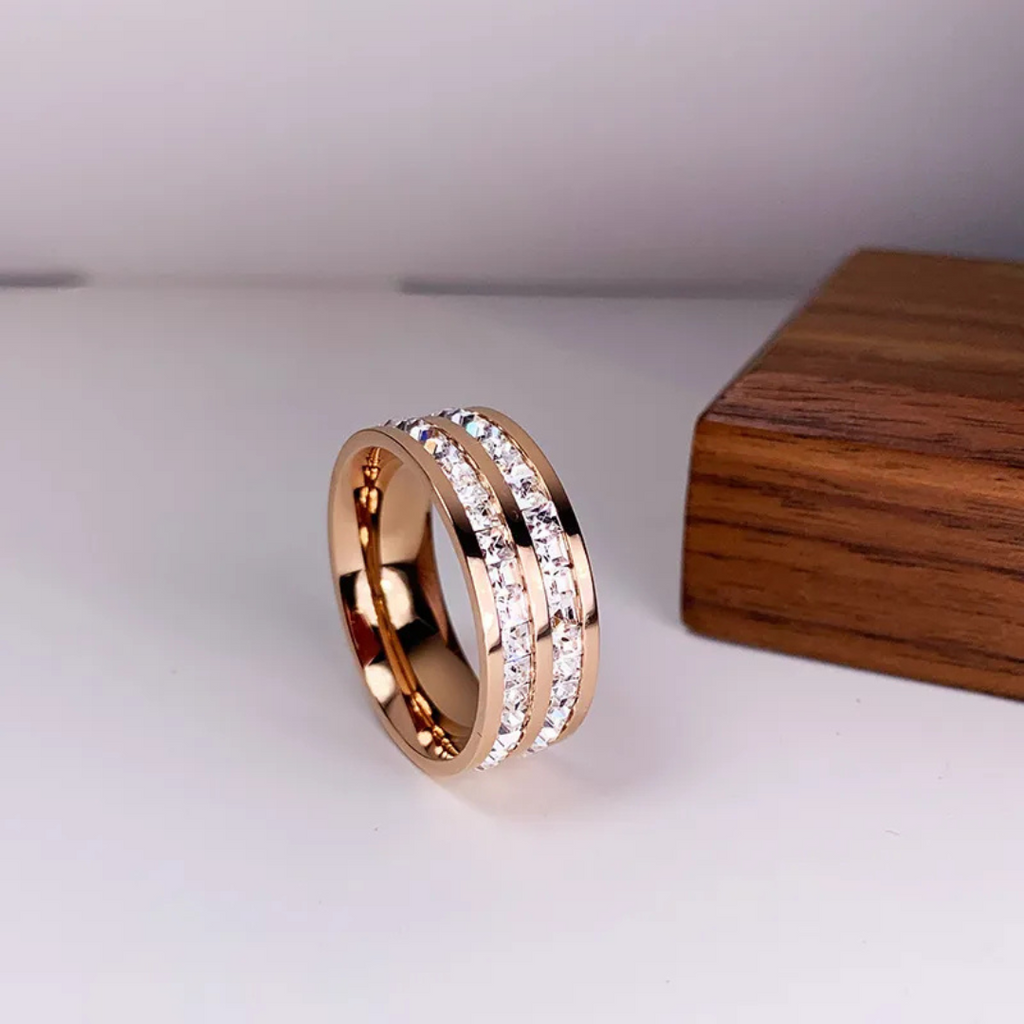 Valenzora | Elegant Inlaid Zirconia Ring Gold
