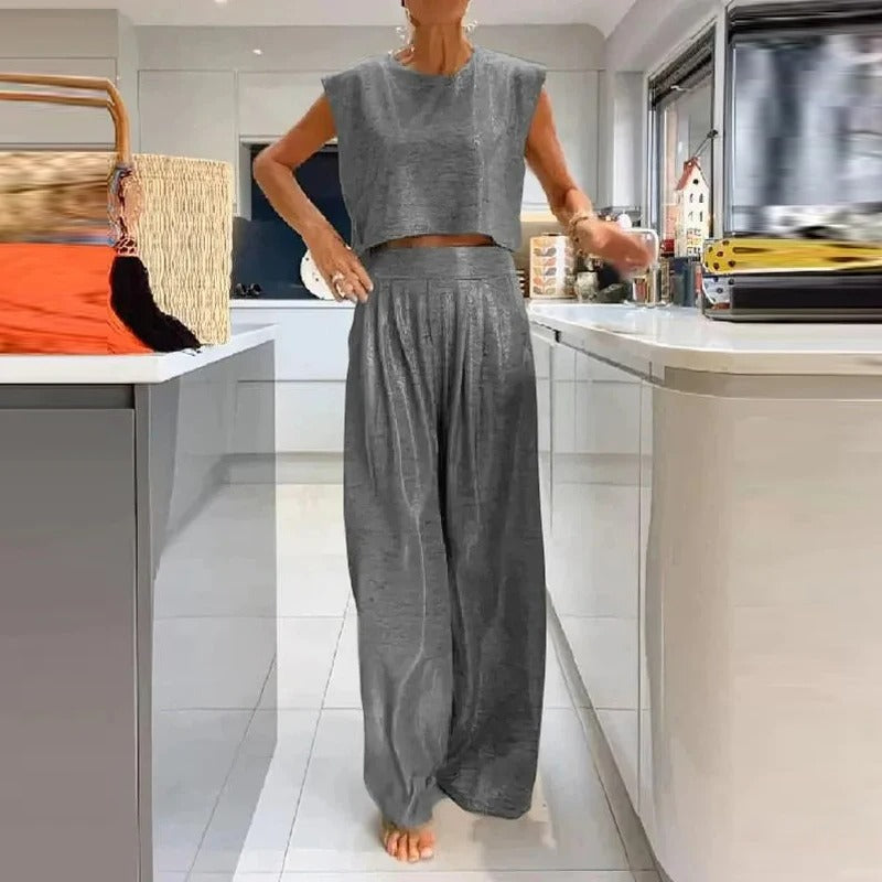 Glänzendes Damenoberteil und Hose