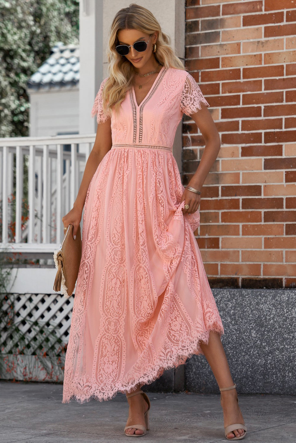 Valenzora | Spitzen-Plunge-Kleid mit gewelltem Saum