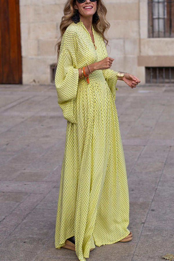 Valenzora | Langärmliges V-Ausschnitt-Kleid, lockere Passform, figurbetont, fließender Saum, eleganter Stil