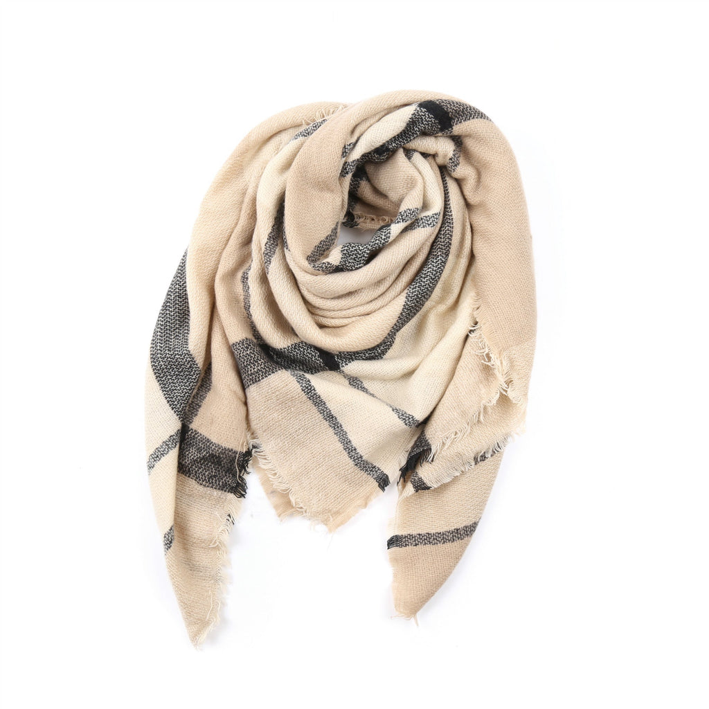 Women's checked scarf made of high-quality material with fringed edges, size