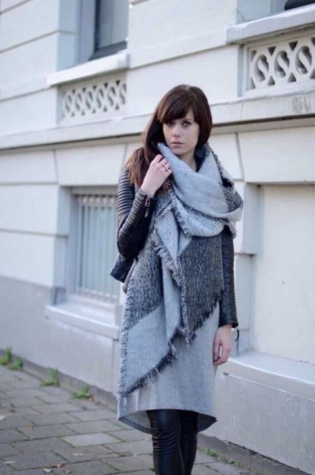 Women's elegant fringed scarf made of soft material with a geometric pattern, size [size missing]