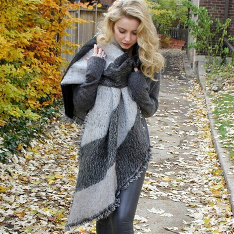 Women's elegant fringed scarf made of soft material with a geometric pattern, size [size missing]