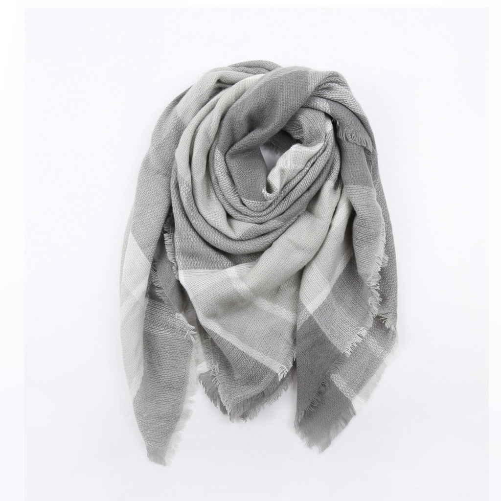 Women's checked scarf made of high-quality material with fringed edges, size
