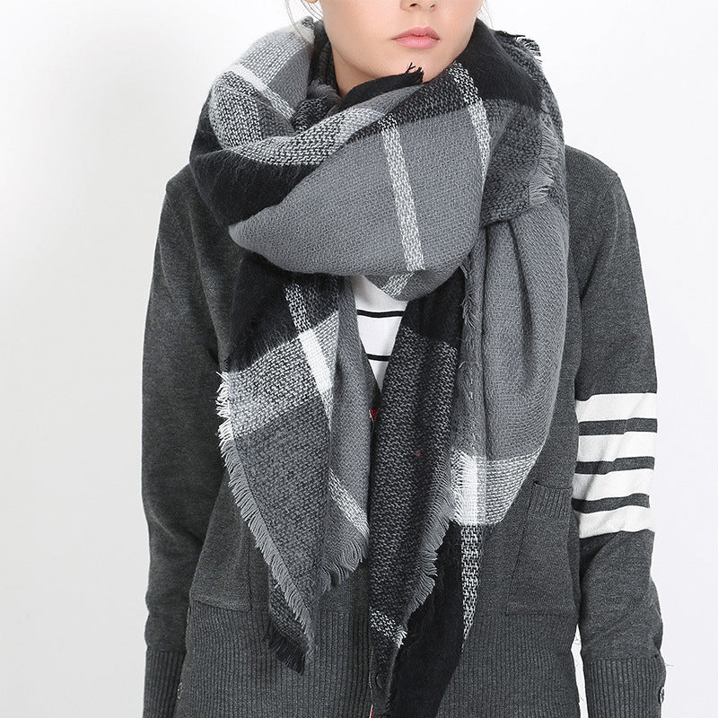 Women's checked scarf made of high-quality material with fringed edges, size