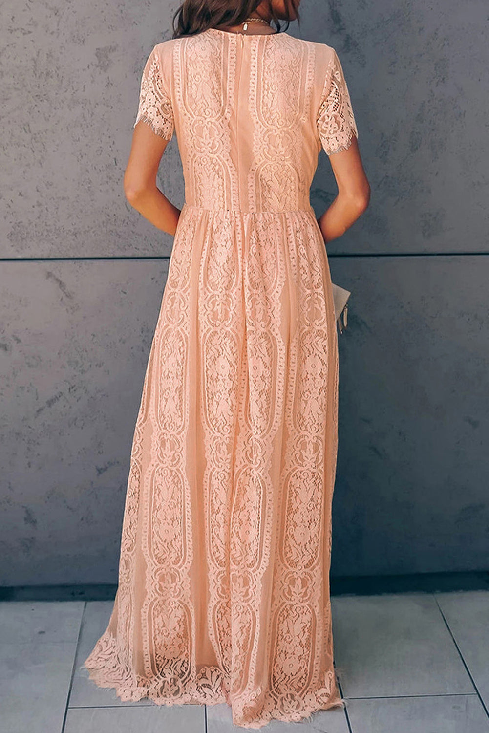 Valenzora | Spitzen-Plunge-Kleid mit gewelltem Saum