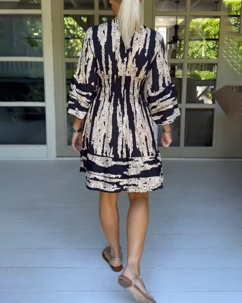 Dress with V-neck and 3/4 sleeves