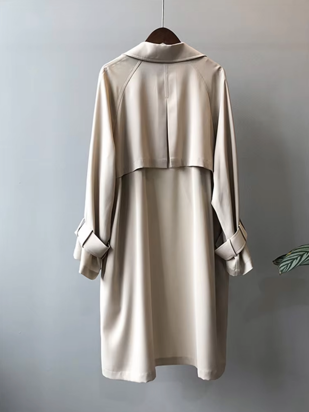 Valenzora | Long trench coat with lapel collar, buttons and long sleeves