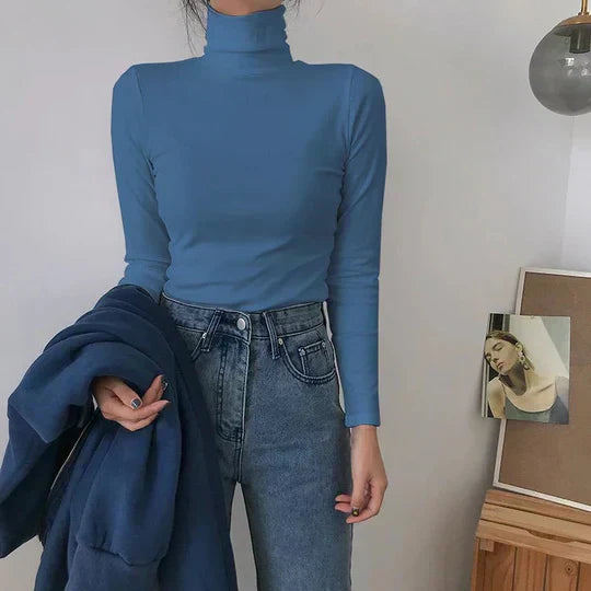 Long-sleeved turtleneck sweater