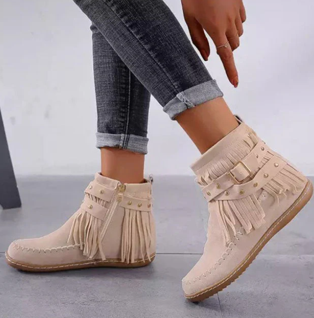 Warm vintage boots with fringe