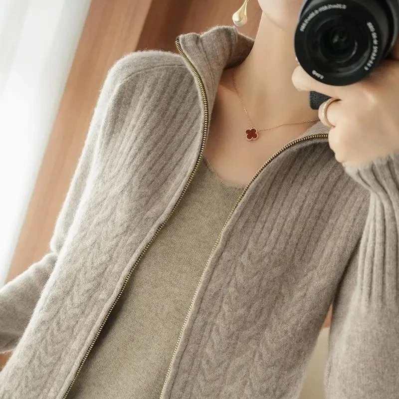 Valenzora | Women's knitted jacket with zipper and cable knit details