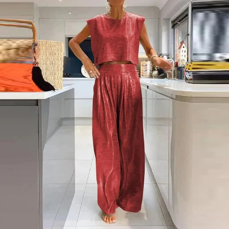 Glänzendes Damenoberteil und Hose