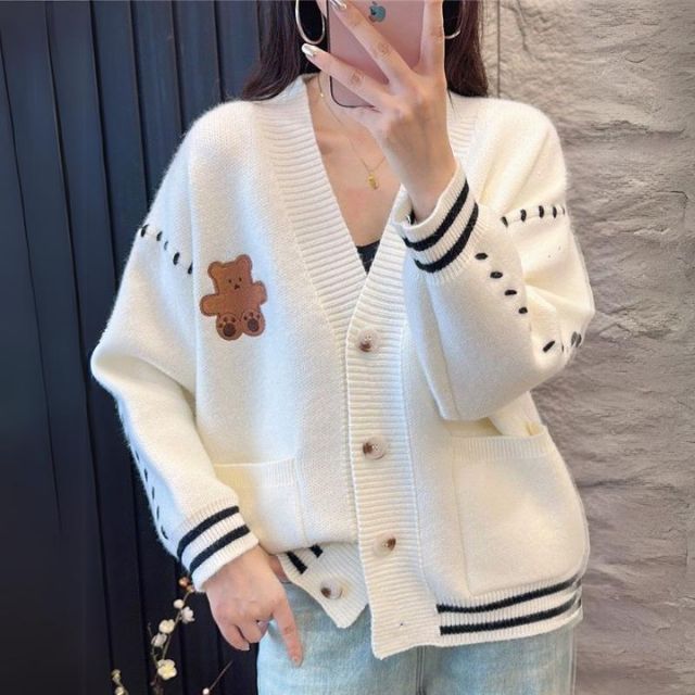 Strickjacke mit kontrastierenden Details