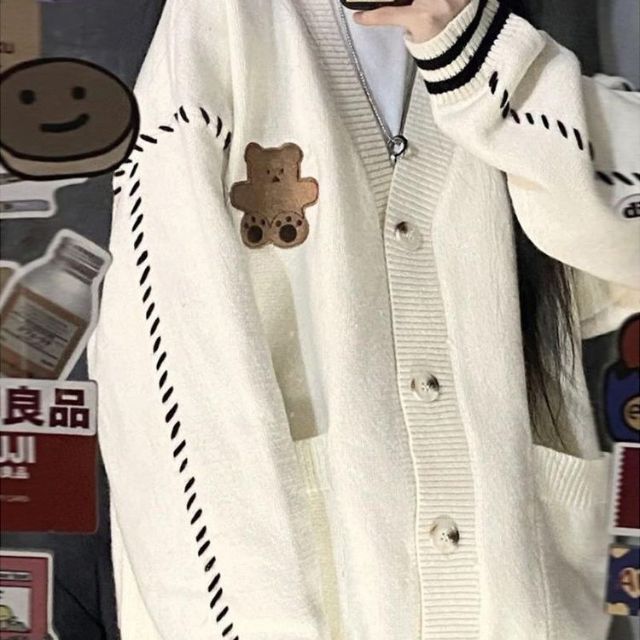 Strickjacke mit kontrastierenden Details