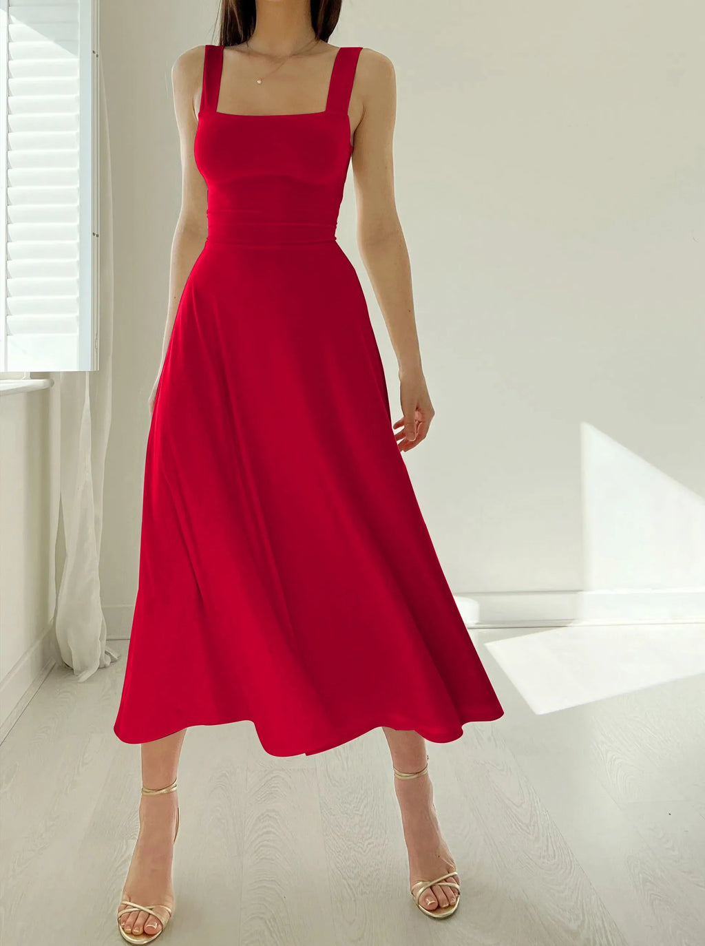 Valenzora | Midikleid mit breiten Trägern