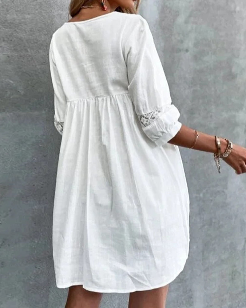 Valenzora | Dress made of solid color lace with a V-neck and three-quarter sleeves