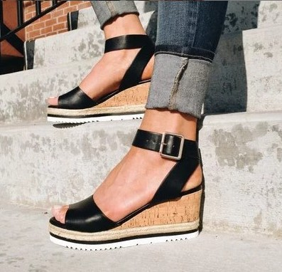 Sandalen mit Schnallenkeilabsatz