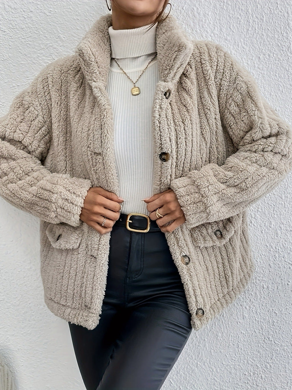 Beidseitig tragbare Strickjacke mit Samtknöpfen