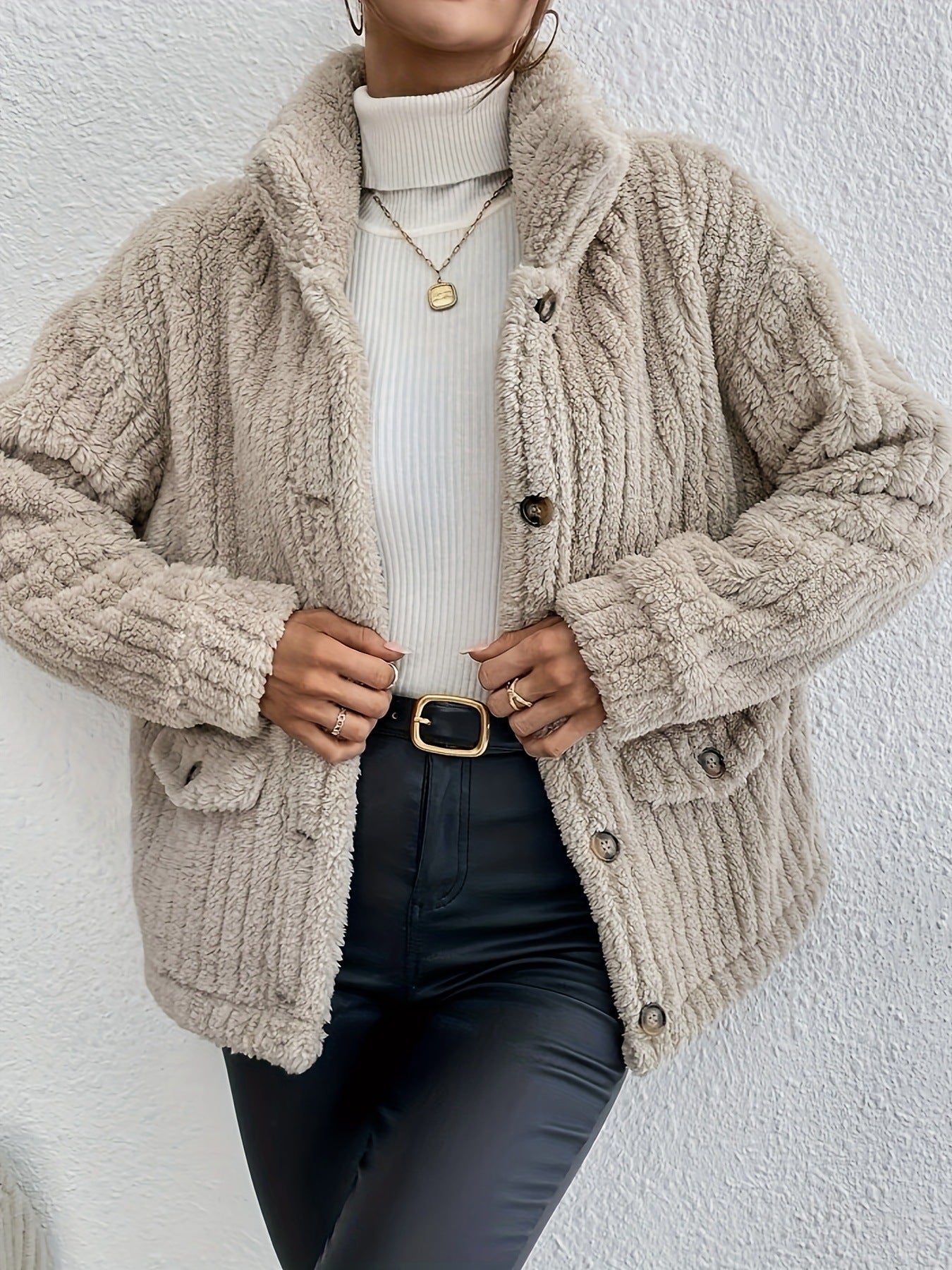 Beidseitig tragbare Strickjacke mit Samtknöpfen