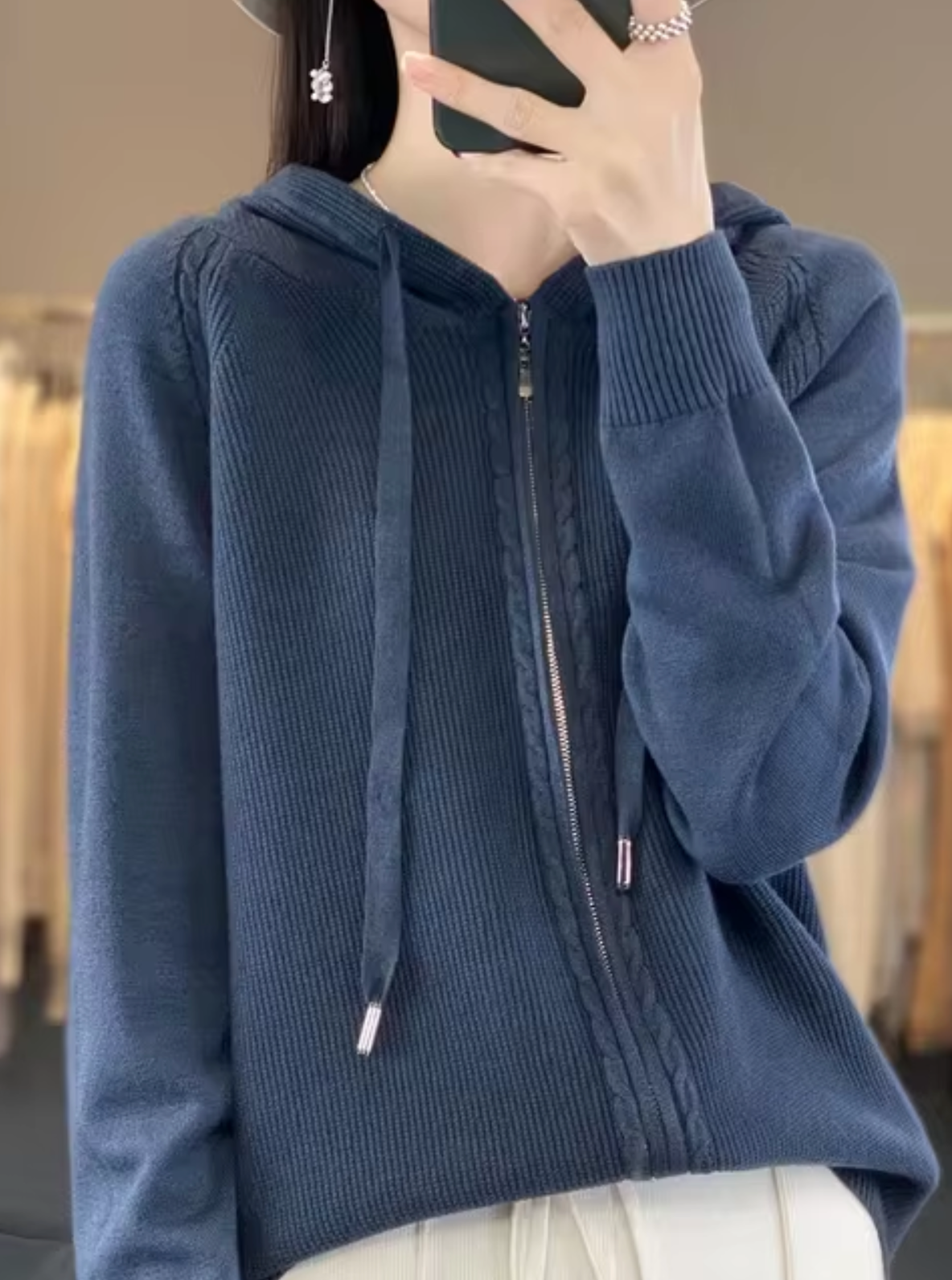 – Strickjacke mit Kapuze