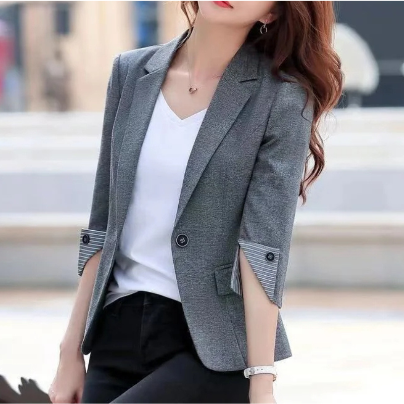 Valenzora | Elegant women's blazer with button details. Ideal for the office.