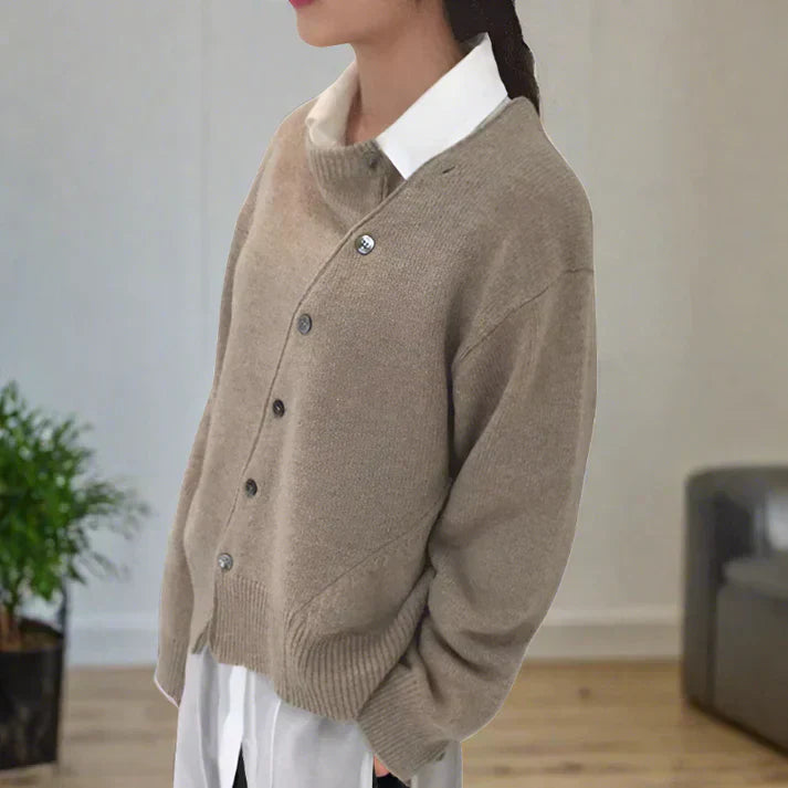 Valenzora | Weicher Cardigan mit diagonaler Knopfleiste