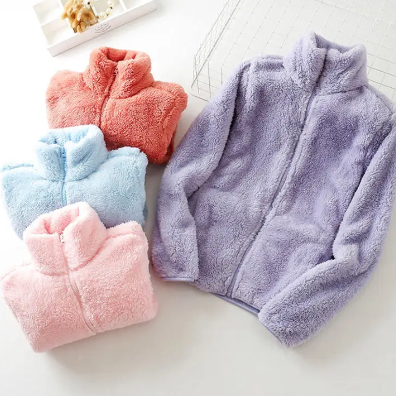 und eine flauschige Jacke mit Reißverschluss, Fleeceweste
