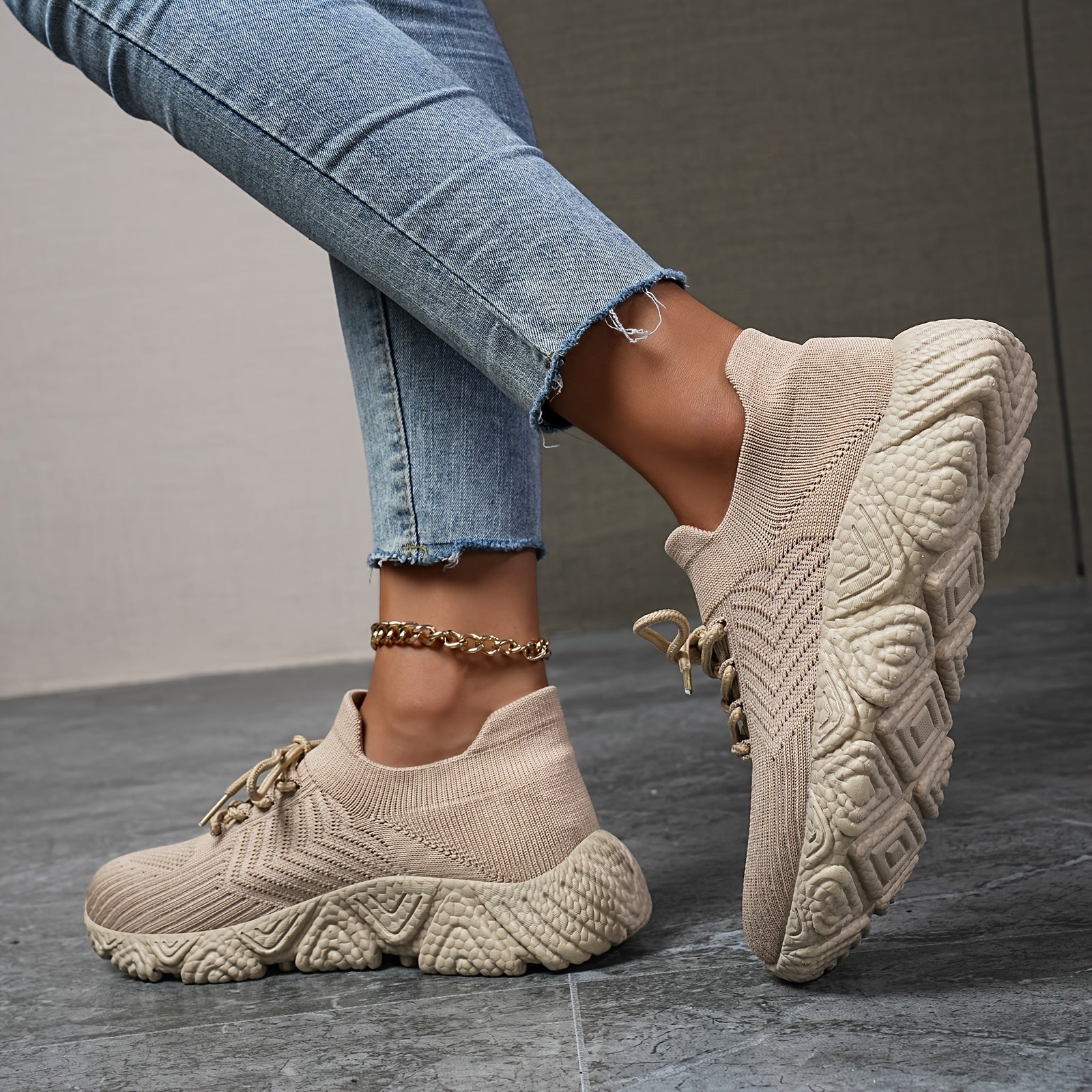 Valenzora | Breathable low-top sneakers in a solid color