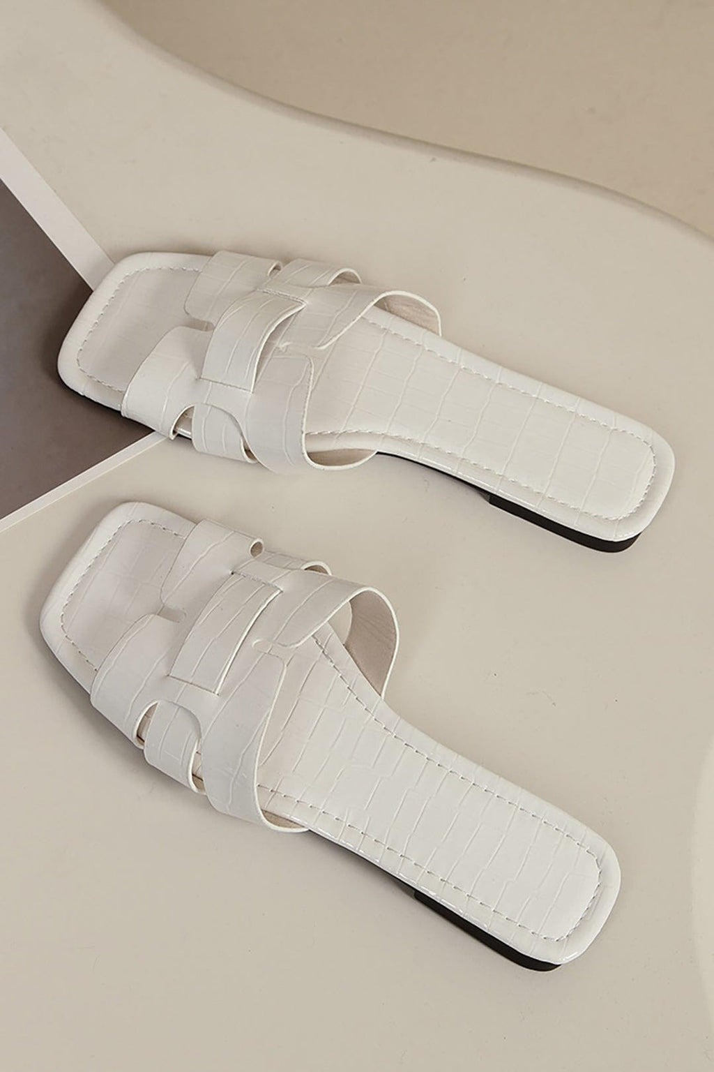 Valenzora | White Slides with Crocodile Look