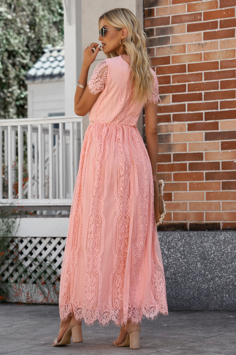 Valenzora | Spitzen-Plunge-Kleid mit gewelltem Saum