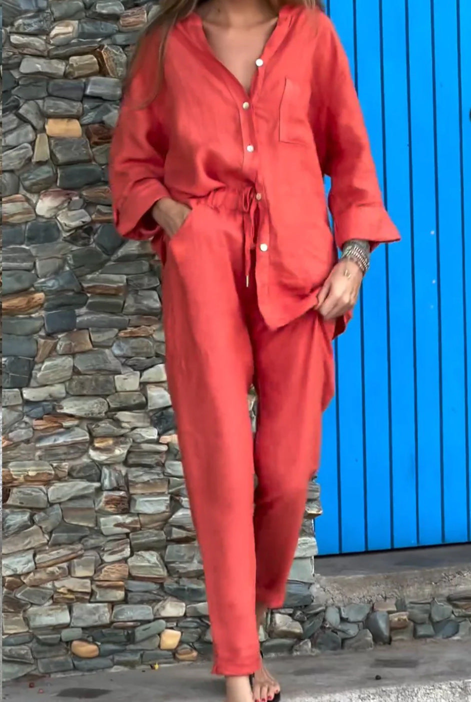 V-Ausschnitt-Shirt und Baumwollhose